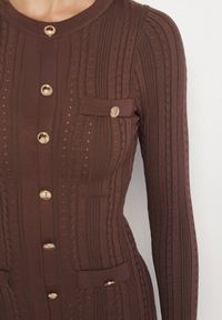 Born2be - Brązowa Sweterkowa Sukienka z Wiskozą Ozdobiona Metalicznymi Guzikami Eldatila. Okazja: na co dzień, na spacer. Kolor: brązowy. Materiał: wiskoza. Wzór: aplikacja. Typ sukienki: proste. Styl: klasyczny, casual #3