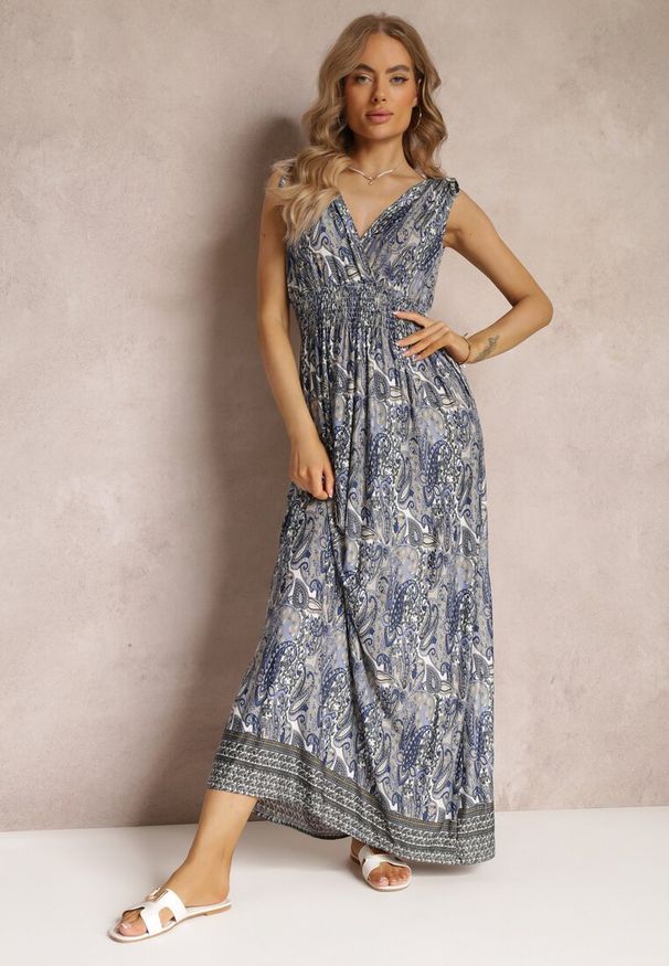 Renee - Niebiesko-Granatowa Wiskozowa Sukienka Maxi o Wzorze Paisley z Cienkimi Gumkami w Talii Trueth. Kolor: niebieski. Materiał: wiskoza. Wzór: paisley. Sezon: wiosna, lato. Długość: maxi