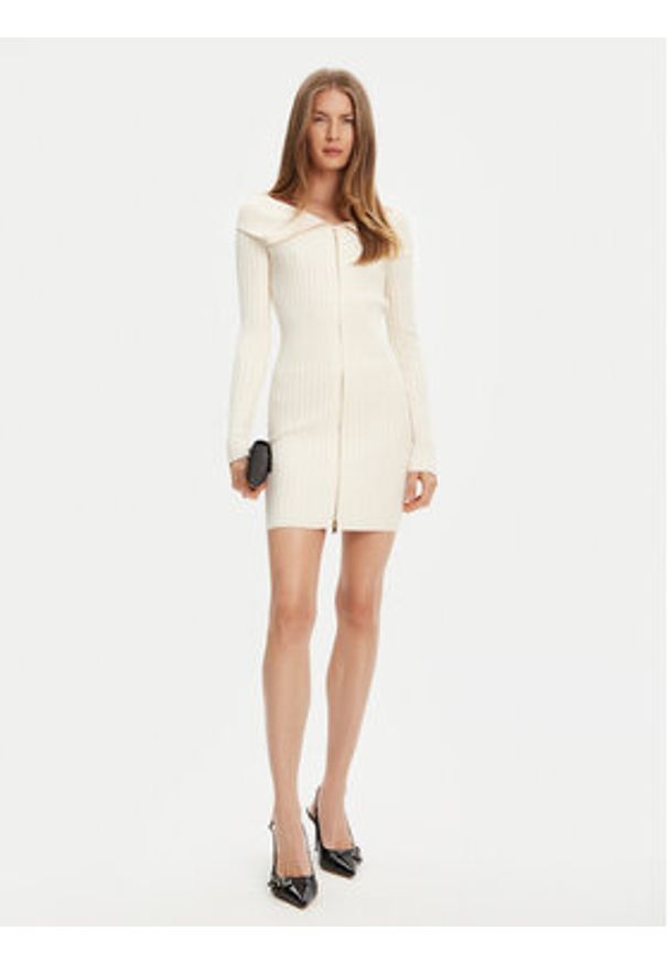 Guess Sukienka dzianinowa W5YK28 Z30I2 Écru Slim Fit. Materiał: wiskoza