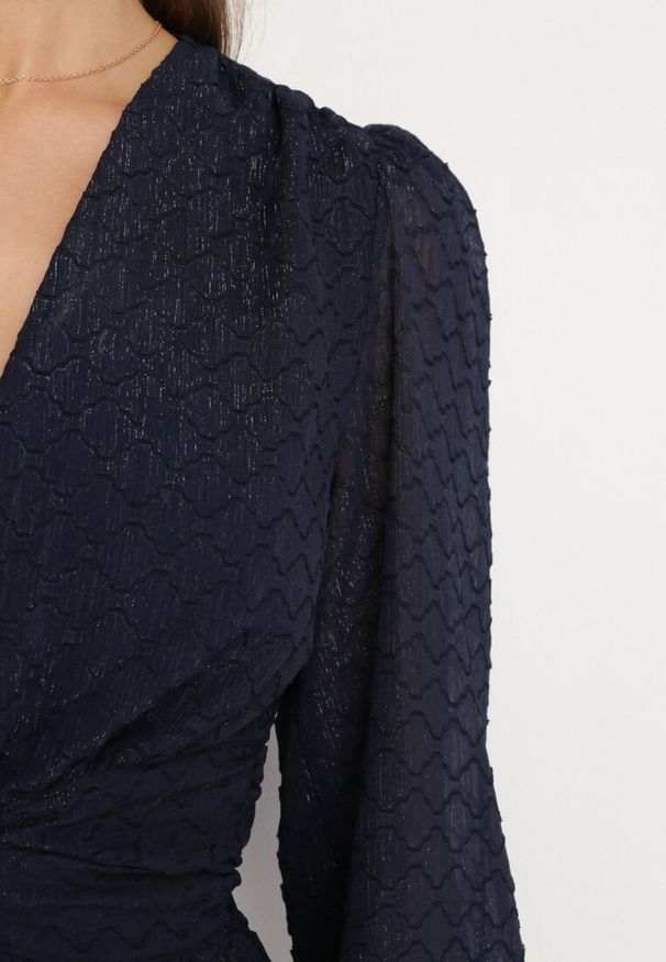 Born2be - Granatowa Sukienka o Rozkloszowanym Fasonie z Wycięciami po Bokach Alnoria. Okazja: na co dzień. Typ kołnierza: dekolt w kształcie V. Kolor: niebieski. Długość rękawa: długi rękaw. Typ sukienki: proste. Styl: casual