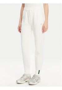 Lacoste Spodnie dresowe XF0343 Biały Regular Fit. Kolor: biały. Materiał: bawełna
