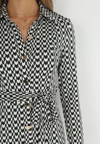 Born2be - Czarna Sukienka Rozkloszowana Długa Def. Kolor: czarny. Materiał: dzianina, materiał. Wzór: geometria. Typ sukienki: dopasowane, koszulowe. Styl: klasyczny. Długość: maxi #6