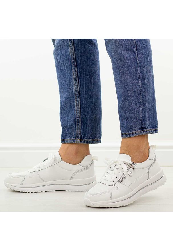 Białe skórzane półbuty damskie Jezzi 9784. Okazja: na co dzień. Nosek buta: okrągły. Zapięcie: sznurówki. Kolor: biały. Materiał: skóra. Szerokość cholewki: normalna. Sezon: wiosna, jesień, lato. Styl: casual, elegancki, klasyczny