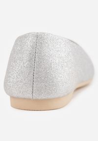 Renee - Srebrne Brokatowe Balerinki na Płaskiej Podeszwie Uarneli. Kolor: srebrny. Obcas: na płaskiej podeszwie. Styl: elegancki, klasyczny. Wysokość obcasa: niski #6