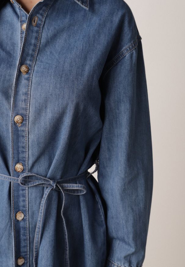 Born2be - Niebieska Koszulowa Sukienka Jeansowa z Bawełną Ozdobiona Paskiem Carenatesa. Okazja: na co dzień. Kolor: niebieski. Materiał: bawełna, jeans. Wzór: aplikacja. Typ sukienki: koszulowe. Styl: klasyczny, casual