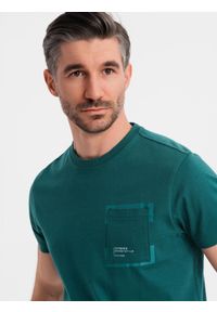 Ombre Clothing - Bawełniany męski t-shirt z nadrukiem na kieszonce – ciemnozielony V5 - Rozmiar: M. Okazja: na co dzień. Kolor: zielony. Materiał: bawełna. Wzór: nadruk. Styl: casual