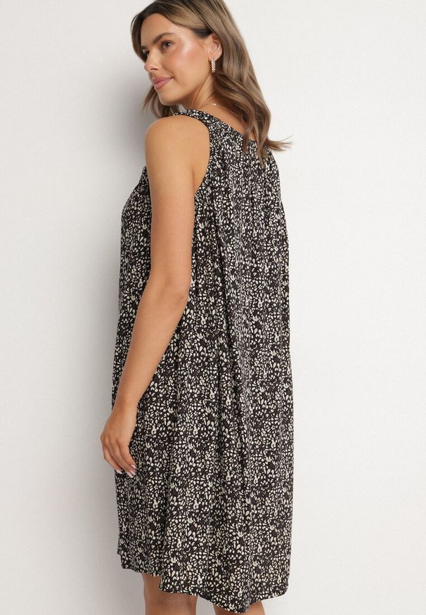 Born2be - Czarna Rozkloszowana Sukienka z Bawełny w Abstrakcyjny Wzór Annivione. Kolor: czarny. Materiał: bawełna. Długość rękawa: na ramiączkach. Styl: klasyczny, elegancki