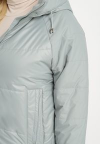Born2be - Miętowa Pikowana Kurtka o Pudełkowym Kroju z Szerokim Kołnierzem Evindas. Okazja: do pracy, na spotkanie biznesowe. Kolor: miętowy. Materiał: jeans, materiał. Styl: klasyczny, elegancki, biznesowy #3