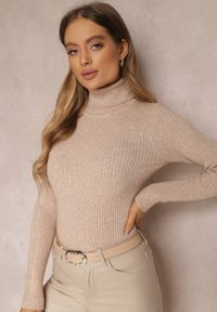 Renee - Beżowy Golf Irinsyss. Typ kołnierza: golf. Kolor: beżowy. Materiał: dzianina. Długość: długie. Wzór: prążki
