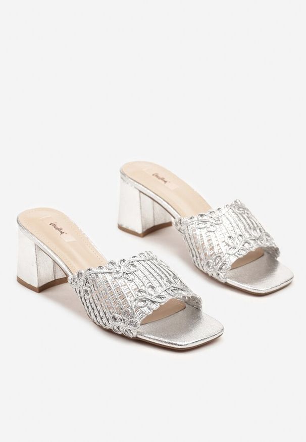 Born2be - Srebrne Klapki na Obcasie z Plecioną Cholewką Evitis. Okazja: na co dzień. Kolor: srebrny. Wzór: aplikacja. Obcas: na obcasie. Styl: casual, elegancki. Wysokość obcasa: średni