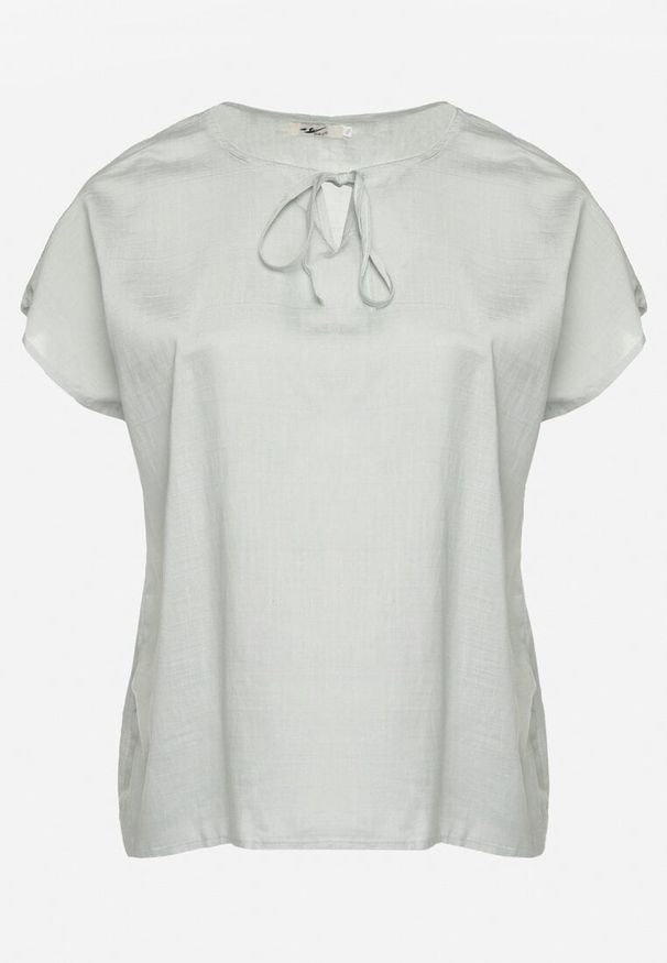 Born2be - Jasnozielona Bluzka z Wiskozą Wiązana przy Dekolcie Dovarelle. Okazja: na co dzień. Kolekcja: plus size. Kolor: zielony. Materiał: wiskoza. Długość rękawa: krótki rękaw. Długość: krótkie. Styl: elegancki, casual