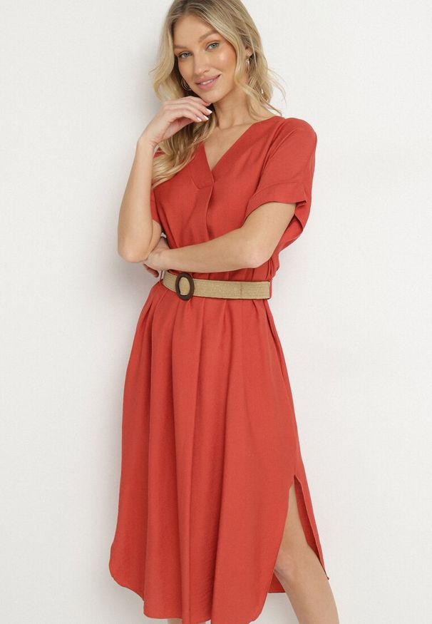 Born2be - Czerwona Wiskozowa Sukienka Pudełkowa z Paskiem i Rozcięciami po Bokach Sonanira. Okazja: na co dzień. Typ kołnierza: dekolt w serek. Kolor: beżowy. Materiał: wiskoza. Styl: casual, elegancki