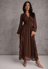 Renee - Brązowa Rustykalna Sukienka Wieczorowa z Falbanami i Marszczeniem w Talii Himereanes. Typ kołnierza: kołnierz z falbankami. Kolor: brązowy. Materiał: tkanina. Wzór: gładki, aplikacja. Typ sukienki: rozkloszowane. Styl: wizytowy #7