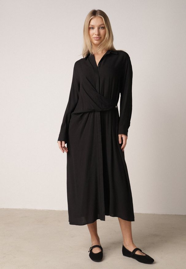 Born2be - Czarna Wiskozowa Sukienka Koszulowa z Marszczeniem i Guzikiem w Talii Lennatha. Okazja: na co dzień. Kolor: czarny. Materiał: wiskoza. Typ sukienki: koszulowe. Styl: casual, klasyczny, elegancki