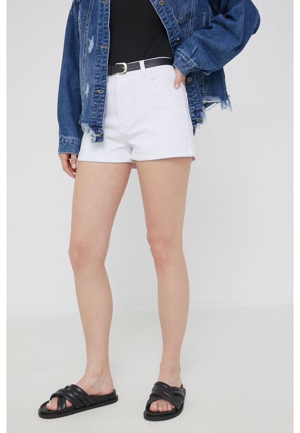 Answear Lab szorty jeansowe damskie kolor biały gładkie high waist. Stan: podwyższony. Kolor: biały. Materiał: jeans. Wzór: gładki. Styl: wakacyjny