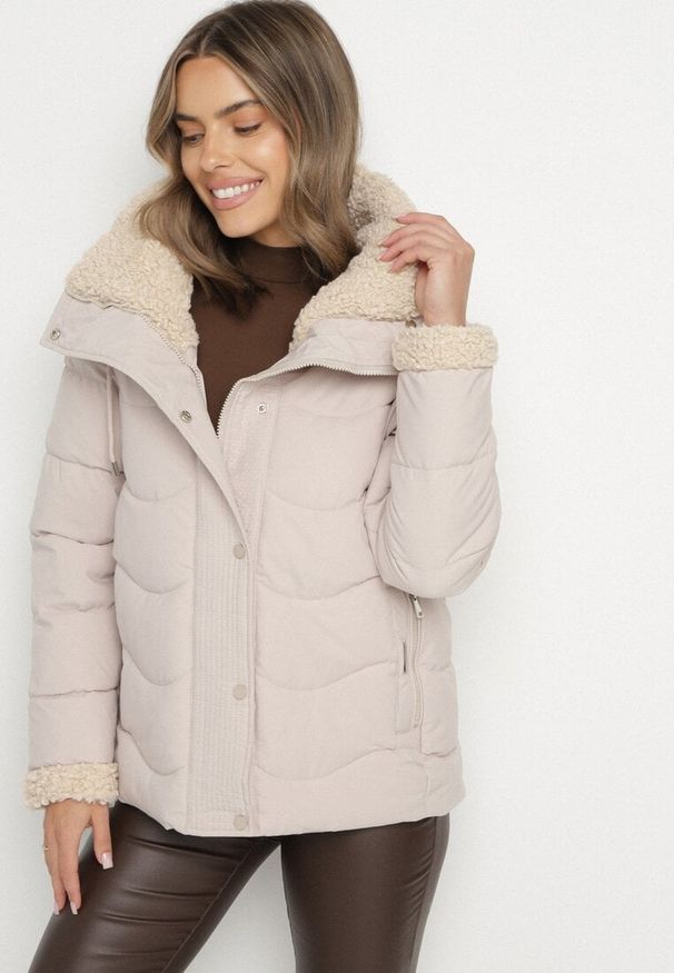 Born2be - Ciemnobeżowa Pikowana Kurtka z Kapturem i Kołnierzem z Futerkiem Typu Baranek Olandia. Okazja: na spacer, na co dzień. Typ kołnierza: kaptur. Kolor: beżowy. Materiał: futro. Styl: casual, sportowy