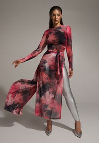 Renee - Fuksjowa Siateczkowa Sukienka Bodycon w Marmurkowy Wzór z Rozcięciem na Dole Valerimes. Okazja: na co dzień. Kolor: różowy. Długość rękawa: długi rękaw. Typ sukienki: bodycon. Styl: casual