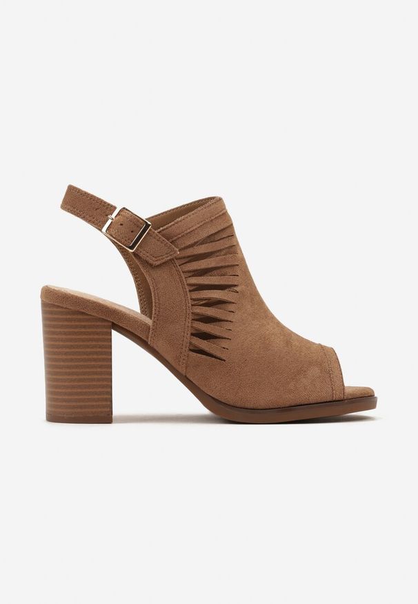 Renee - Ciemnobeżowe Sandały Peep Toe na Słupku z Ozdobnymi Wycięciami i Sprzączką Riavia. Nosek buta: otwarty. Zapięcie: sprzączka. Kolor: beżowy. Materiał: materiał. Obcas: na słupku. Wysokość obcasa: średni