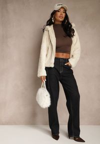 Renee - Beżowa Kurtka Futerko z Kapturem w Casualowym Stylu Nundrie. Okazja: na co dzień. Typ kołnierza: kaptur. Kolor: beżowy. Materiał: futro. Wzór: aplikacja. Styl: casual #5