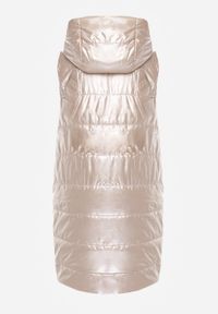 Renee - Jasnobeżowa Długa Kamizelka Pikowana z Naszywką i Kapturem Mevianis. Okazja: na co dzień. Kolor: beżowy. Materiał: bawełna, jeans. Długość: długie. Wzór: aplikacja. Styl: casual, sportowy #4