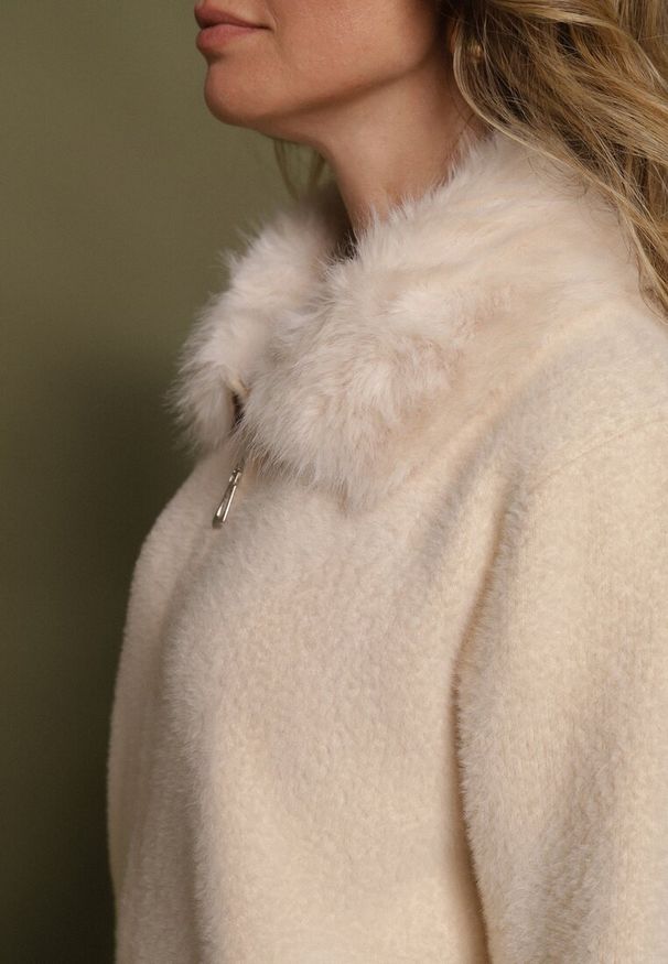 Born2be - Beżowy Kardigan z Wełną z Futrzanym Kołnierzem Zapinany na Suwak Sistte. Okazja: na co dzień. Kolor: beżowy. Materiał: wełna, futro. Długość rękawa: długi rękaw. Długość: długie. Styl: casual