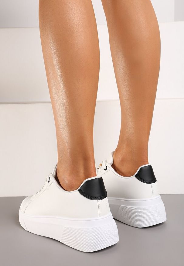 Renee - Biało-Czarne Casualowe Sneakersy na Platformie z Cyrkoniami i Zawieszkami na Sznurowadłach Timawel. Okazja: na co dzień. Nosek buta: okrągły. Zapięcie: sznurówki. Kolor: biały. Materiał: materiał. Obcas: na platformie. Wysokość obcasa: niski