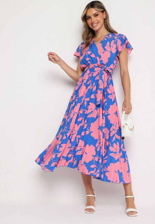 Born2be - Niebiesko-Różowa Plisowana Koktajlowa Sukienka z Kopertowym Dekoltem Paskiem i Gumką w Talii Anelsea. Okazja: na imprezę, na spacer. Typ kołnierza: dekolt kopertowy. Kolor: niebieski. Długość rękawa: krótki rękaw. Wzór: aplikacja. Typ sukienki: kopertowe. Styl: wizytowy