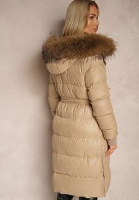 Renee - Beżowa Kurtka Pikowana o Długim Kroju z Kapturem Wiązana w Pasie z Odpinanym Futerkiem Phorira. Okazja: na spacer. Typ kołnierza: kaptur. Kolor: beżowy. Materiał: futro. Długość: długie. Styl: elegancki #5