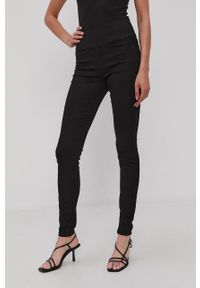 Pieces Spodnie damskie kolor czarny dopasowane high waist. Stan: podwyższony. Kolor: czarny. Materiał: dzianina