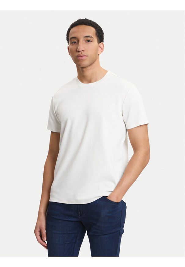 Guess T-Shirt M6GP26 K3177 Écru Regular Fit. Materiał: bawełna