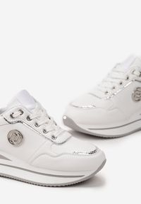 Born2be - Biało-Srebrne Sneakersy na Platformie z Lamówką Ozdobione Naszywką Liseart. Kolor: biały. Wzór: aplikacja. Obcas: na platformie