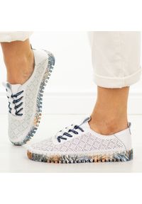 Niebieskie ażurowe skórzane półbuty damskie Cambell 40338. Okazja: na co dzień. Nosek buta: okrągły. Zapięcie: sznurówki. Kolor: biały. Szerokość cholewki: normalna. Wzór: ażurowy. Materiał: skóra. Sezon: wiosna, lato, jesień. Styl: casual, klasyczny #1