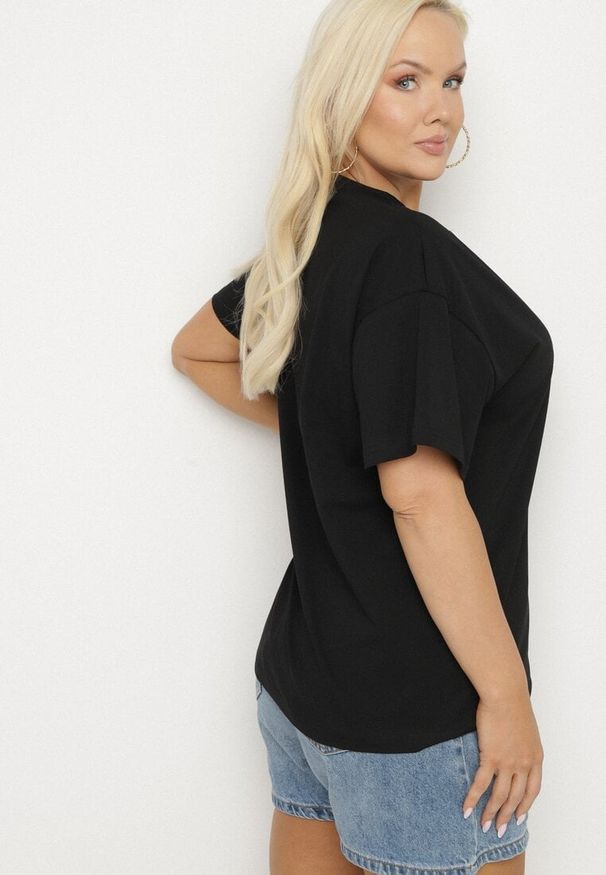 Born2be - Czarny T-shirt z Bawełny z Naszywką Kwiatu Firirene. Okazja: na co dzień. Kolor: czarny. Materiał: bawełna. Wzór: kwiaty, aplikacja. Styl: casual, elegancki