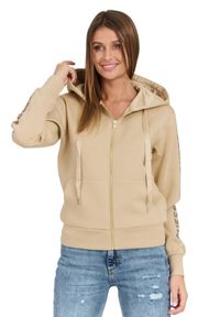 Guess - GUESS Beżowa damska bluza Hood Studs Logo, Rozmiar S. Kolor: beżowy. Materiał: materiał, poliester, wiskoza, elastan. Długość rękawa: długi rękaw. Długość: długie #5