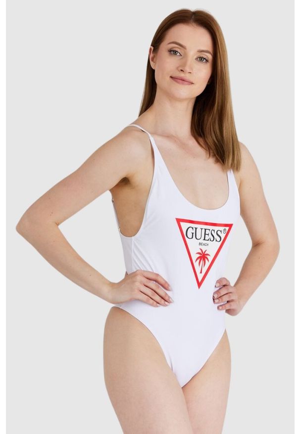 Guess - GUESS Biały damski jednoczęściowy strój kąpielowy z trójkątnym logo, Rozmiar XS. Kolor: biały. Materiał: poliamid. Wzór: nadruk, aplikacja