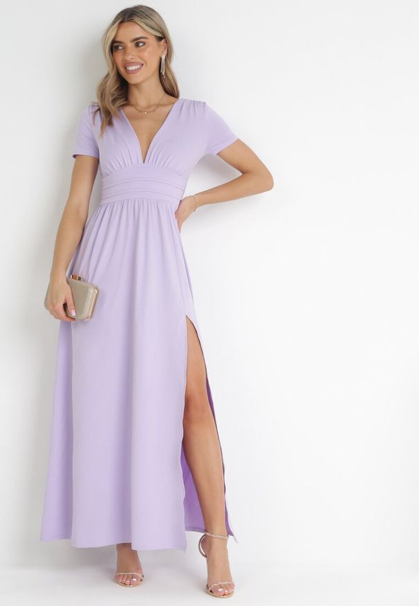 Born2be - Fioletowa Rozkloszowana Sukienka Maxi z Głębokim Dekoltem z Rozcięciem Wyla. Kolor: fioletowy. Długość rękawa: krótki rękaw. Sezon: wiosna, lato. Długość: maxi