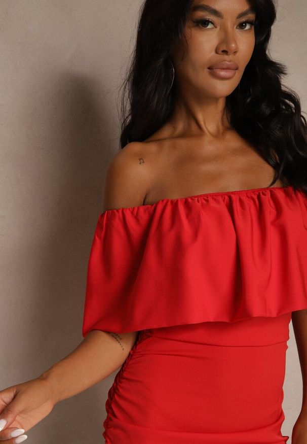 Renee - Czerwona Koktajlowa Sukienka Vices z Hiszpańskim Dekoltem Penare. Okazja: na imprezę. Kolor: czerwony. Typ sukienki: dopasowane. Styl: wizytowy