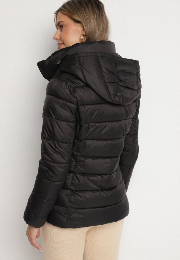 Born2be - Czarna Pikowana Kurtka z Odpinanym Kapturem Laolani. Okazja: na co dzień, na spacer. Kolor: czarny. Materiał: jeans. Styl: casual, klasyczny