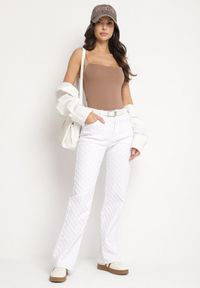 Born2be - Białe Bawełniane Jeansy z Tłoczonym Wzorem Tilomera. Okazja: na co dzień. Kolor: biały. Styl: klasyczny, elegancki, casual #3