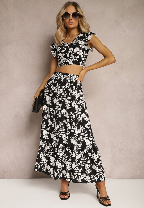 Renee - Czarno-Biały Wiskozowy Komplet w Kwiatki z Bluzką i Rozkloszowaną Spódnicą Pienara. Kolor: czarny. Materiał: wiskoza. Wzór: kwiaty