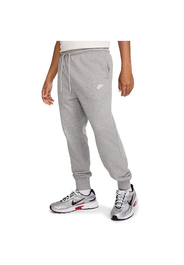 Spodnie męskie Nike Sportswear Club FN3801-063 - szare. Kolor: szary. Materiał: dresówka, bawełna, poliester. Wzór: aplikacja