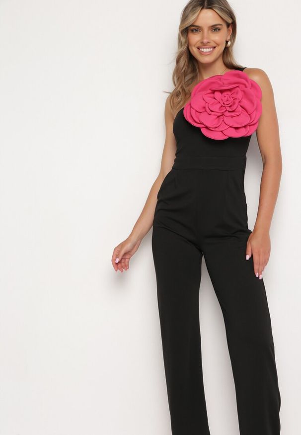 Born2be - Czarny Asymetryczny Kombinezon z Prostymi Długimi Nogawkami Ozdobiony Kwiatem Yillea. Okazja: na co dzień. Kolor: czarny. Długość: długie. Wzór: aplikacja, kwiaty. Styl: casual, elegancki