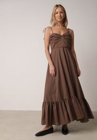 Born2be - Brązowa Bawełniana Sukienka o Rozkloszowanym Kroju na Wiązanych Ramiączkach Milalisa. Okazja: na co dzień. Typ kołnierza: dekolt gorset. Kolor: brązowy. Materiał: bawełna. Długość rękawa: na ramiączkach. Typ sukienki: gorsetowe. Styl: casual, klasyczny #8