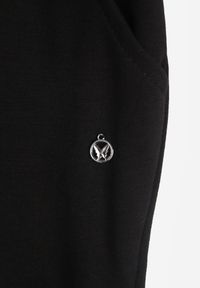 Born2be - Czarne Spodnie Dresowe Joggery z Wysokim Stanem i Ściągaczami przy Kostkach Janlea. Okazja: do domu, na co dzień, na spacer. Stan: podwyższony. Kolor: czarny. Materiał: dresówka. Długość: krótkie. Styl: sportowy, klasyczny, casual #6