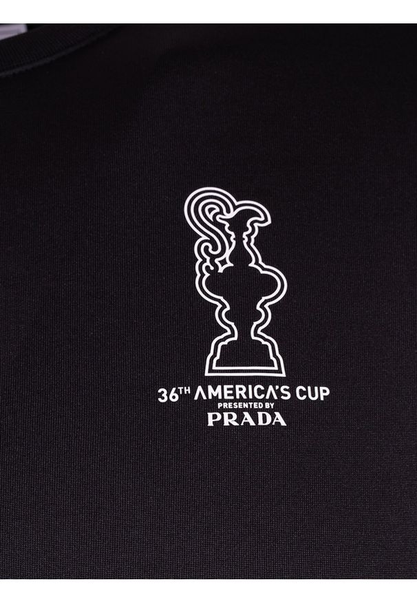 North Sails X Prada T-shirt "Foehn" | 45 2302 000 | T-shirt Foehn | Mężczyzna | Czarny. Okazja: na co dzień. Kolor: czarny. Materiał: poliester. Wzór: aplikacja, nadruk. Styl: casual