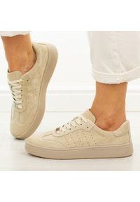 Beżowe skórzane półbuty damskie Filippo Dp7524/26. Okazja: na co dzień. Nosek buta: okrągły. Zapięcie: sznurówki. Kolor: beżowy. Materiał: nubuk, skóra. Sezon: wiosna, lato, jesień. Obcas: na płaskiej podeszwie. Styl: casual, klasyczny, elegancki #1