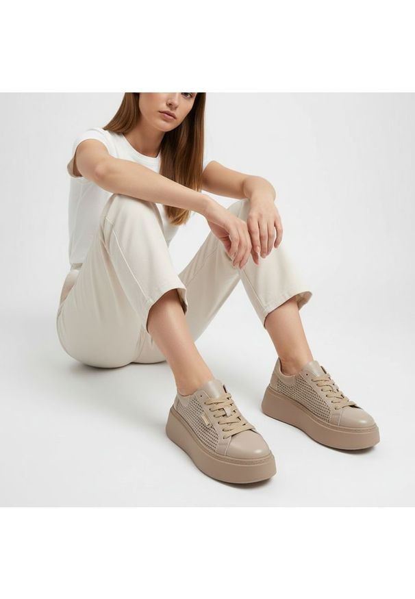 Sneakersy damskie Armodo, cholewka ze skóry naturalnej perforowana forma zapewniająca lekkość klasyczne sznurowanie stabilna podeszwa, beżowe, DS-777. Zapięcie: sznurówki. Kolor: beżowy. Materiał: skóra. Szerokość cholewki: normalna. Wzór: ażurowy. Obcas: na platformie. Styl: klasyczny