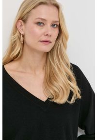 TwinSet - Twinset sweter wełniany damski kolor czarny lekki. Okazja: na co dzień. Kolor: czarny. Materiał: wełna. Długość rękawa: raglanowy rękaw. Styl: casual #2