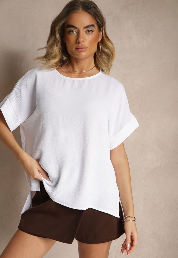 Renee - Biała Bluzka w Stylu Nietoperza Fadeasia. Okazja: na co dzień. Typ kołnierza: dekolt w serek. Kolor: biały. Styl: casual