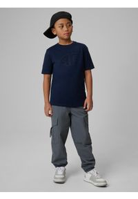 4f - 4F T-shirt regular z nadrukiem chłopięcy - granatowy 140 (9-10 lat). Okazja: na co dzień, na uczelnię. Kolor: niebieski. Materiał: bawełna, skóra, materiał. Wzór: nadruk. Sezon: lato. Styl: casual, klasyczny #2